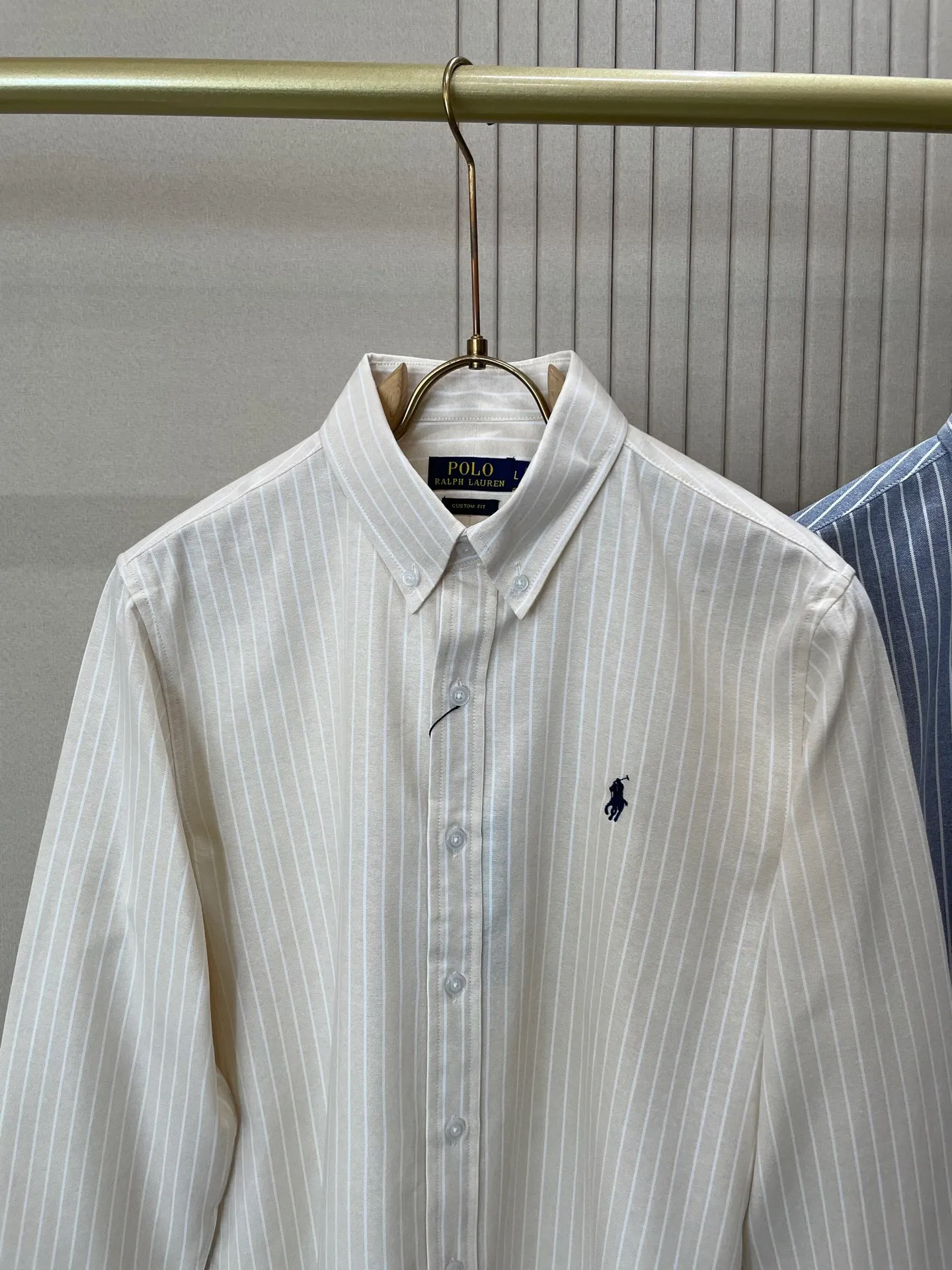 P220 🌸🌸🌸 POLO Ralph Lauren [High Quality] Classic shirt! The classic casual shirt made of pure cotton Oxford cloth has a unique design. It has a simple, clean and classic silhouette design. It is a versatile style that can be switched at will. The fabric feels soft and delicate, highly breathable, and is close to the skin and comfortable to wear. It can be worn alone as an inner layer. Its versatile performance is beyond your imagination! The upper body of the ready-to-wear is simple and classic yet elegant! Size:M-XXL